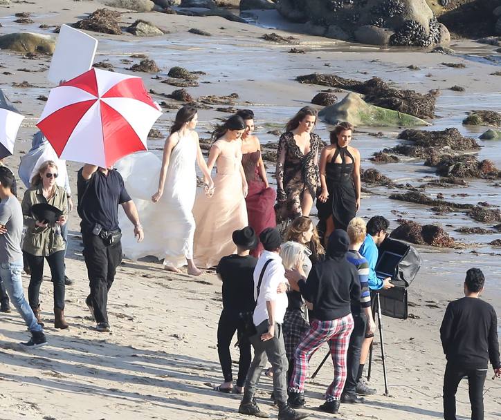 Il set di un servizio fotografico con Kim Kardashian e le sorelle Kylie, Kendall e Khloe sulla spiaggia di Malib (Olycom)